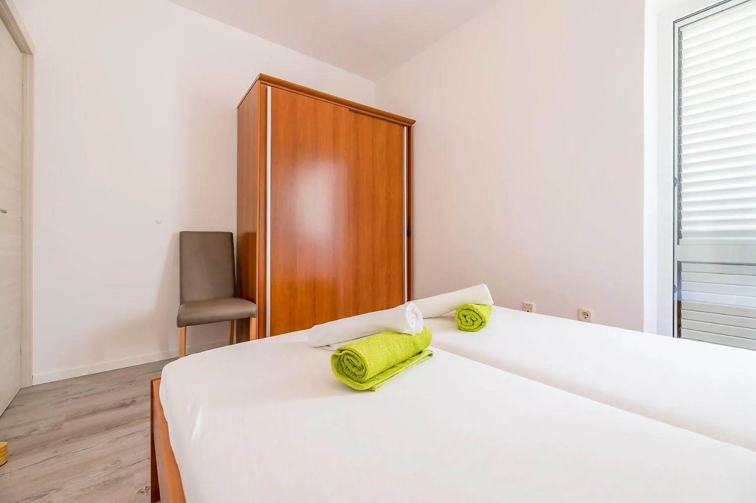 Malerisches Apartment Nur 500 Meter Zum Langen Strand Mit Privatparkplatz, Balkon Baska