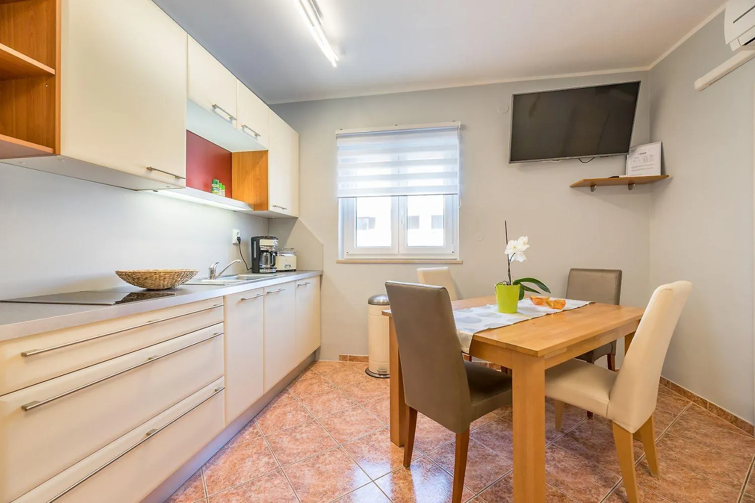 Malerisches Apartment Nur 500 Meter Zum Langen Strand Mit Privatparkplatz, Balkon Baska  Croatia